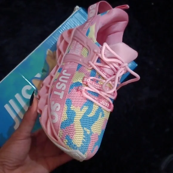 Woman's just so so running shoes - Picture 2 of 8